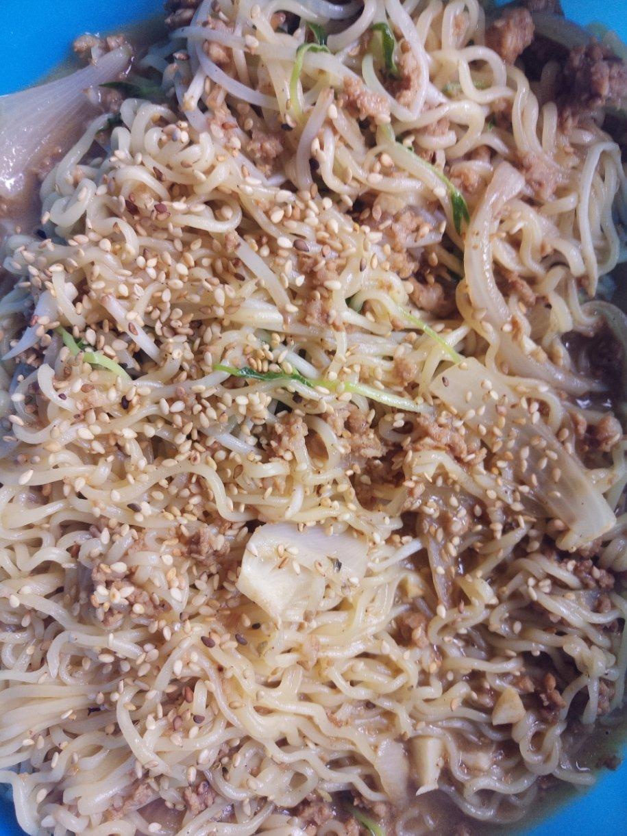 牛肉豆芽炒方便面