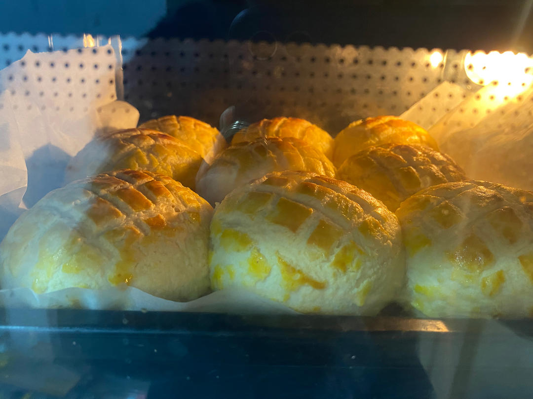 好吃到炸裂的港式菠萝包（附带制作酥皮的小视频）