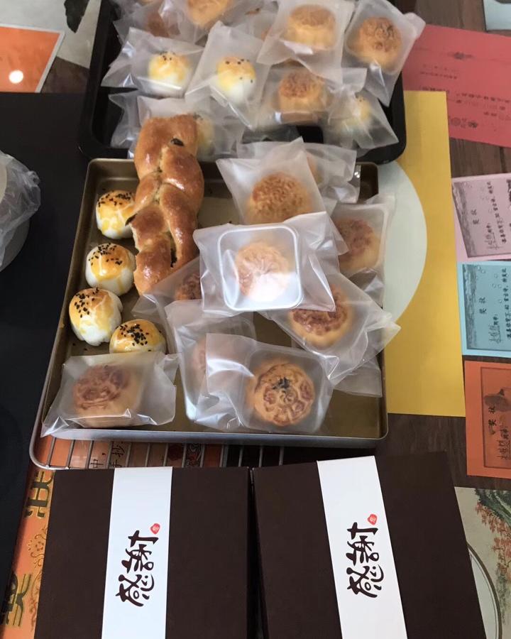 广式月饼－－蛋黄豆沙月饼