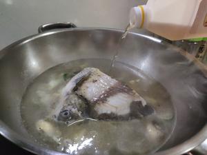 超级鲜的鳊鱼豆腐汤的做法 步骤6