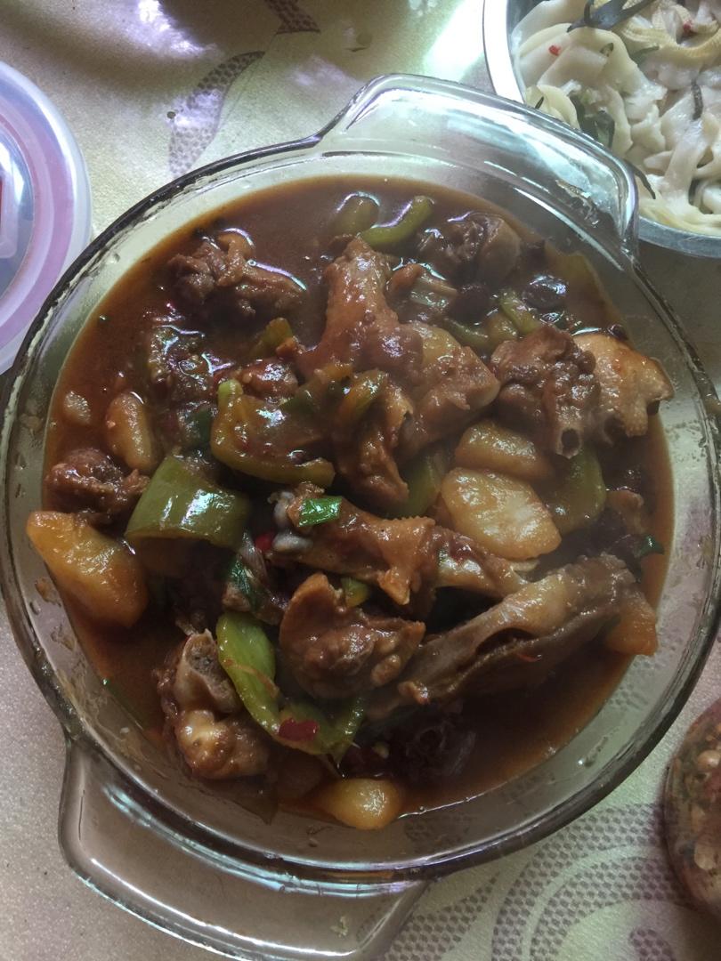 厨师长教你：用土灶烧“乡村啤酒鸭”，味道安逸得不摆了