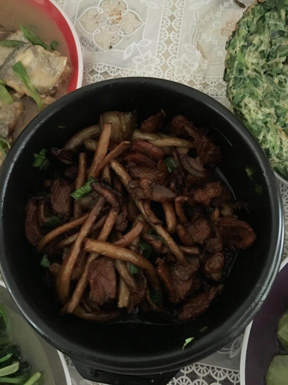 五花肉干锅茶树菇