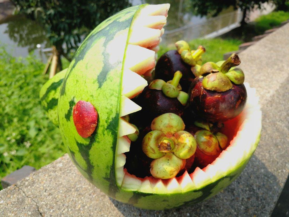 超级酷炫的鲨鱼西瓜雕