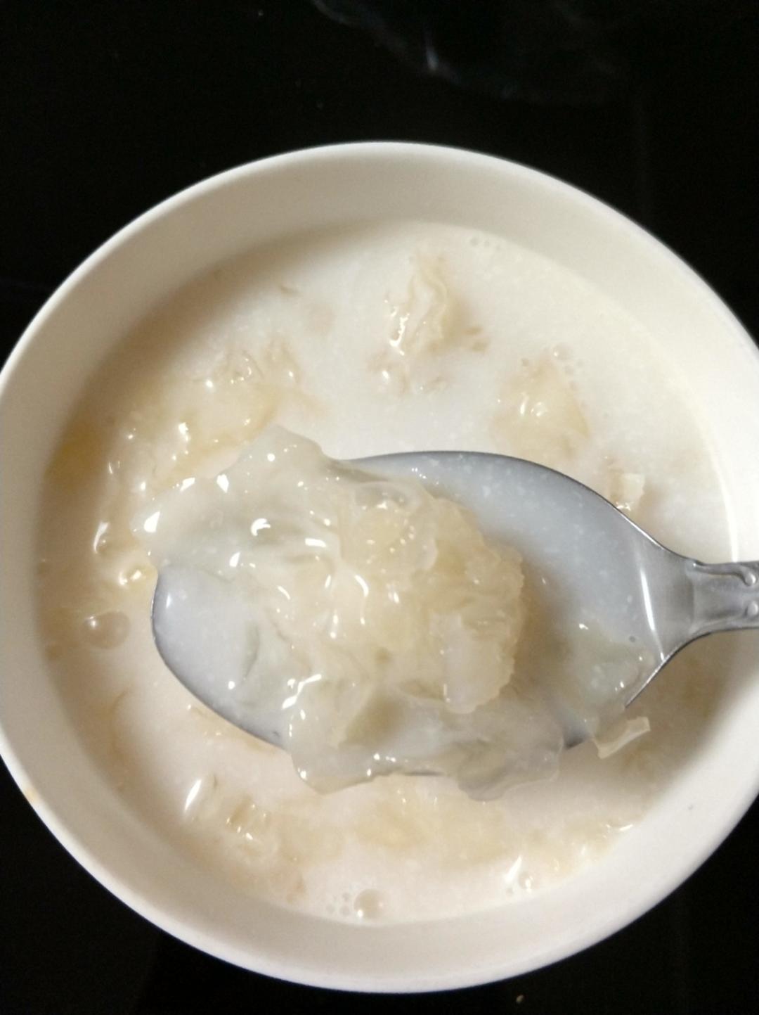 美容润肤 益气补血《桃胶皂角米百合银耳红枣羹》