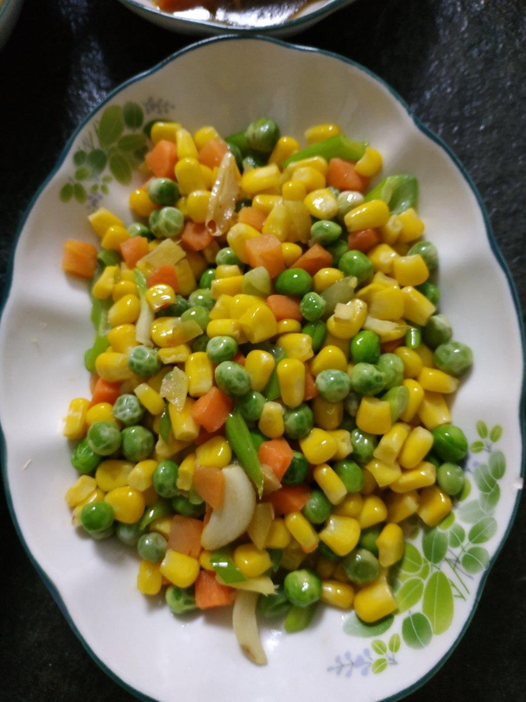 炒四丁（肉丁、豌豆、胡萝卜丁、玉米粒）