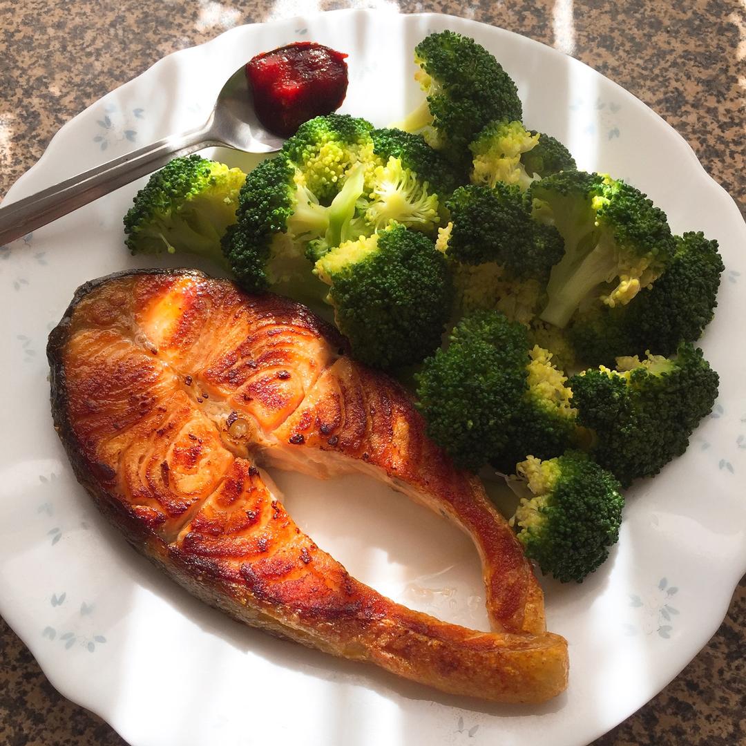 脆皮嫩肉——极致煎三文鱼