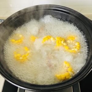 给孩子补钙又无油的排骨玉米汤的做法 步骤3