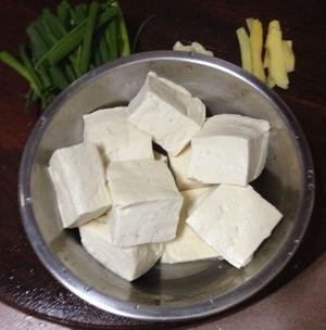 豆腐焖鱼的做法 步骤2