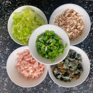 小白也会的皮蛋火腿香菇青菜粥的做法 步骤2