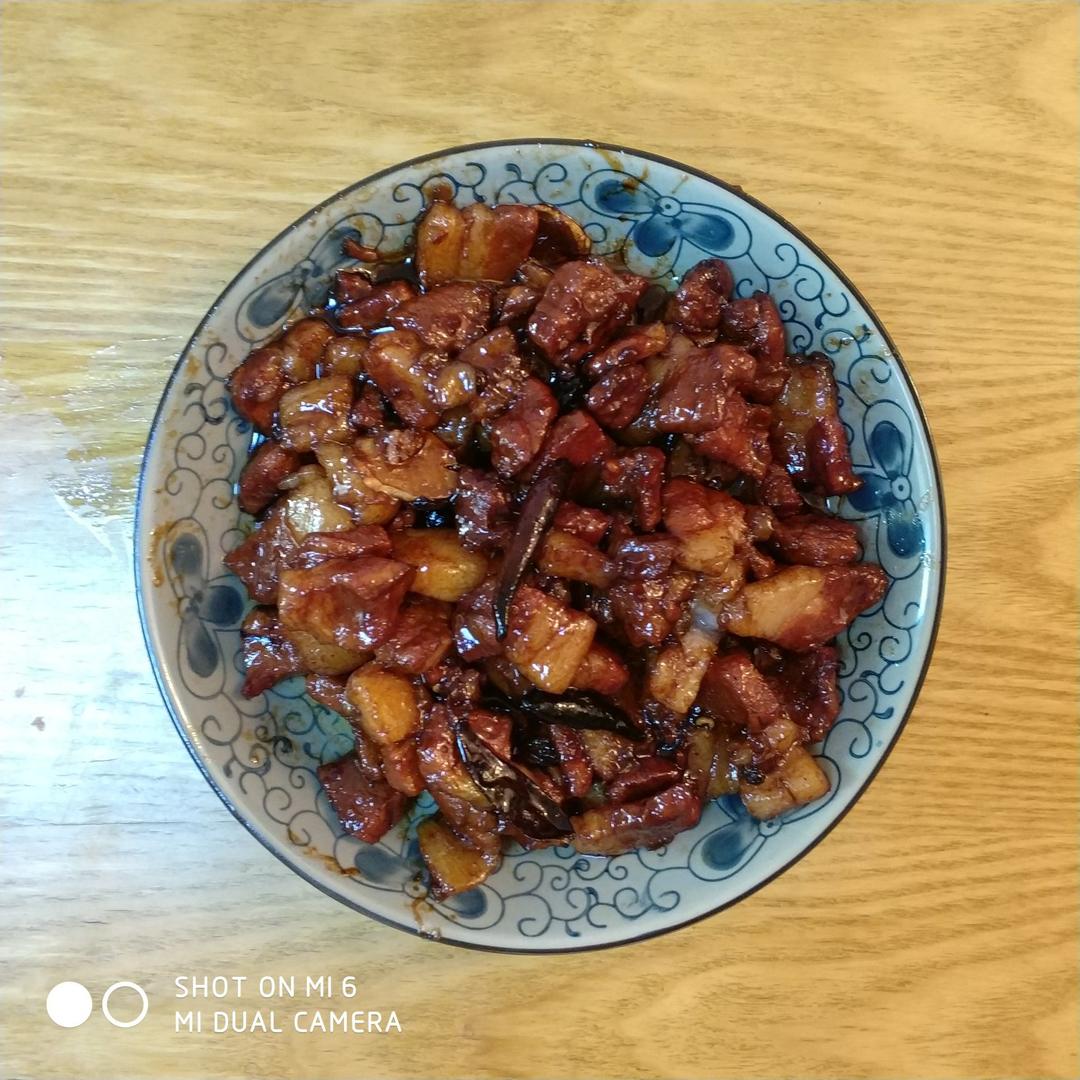 吃着碗里望着锅里的红烧肉