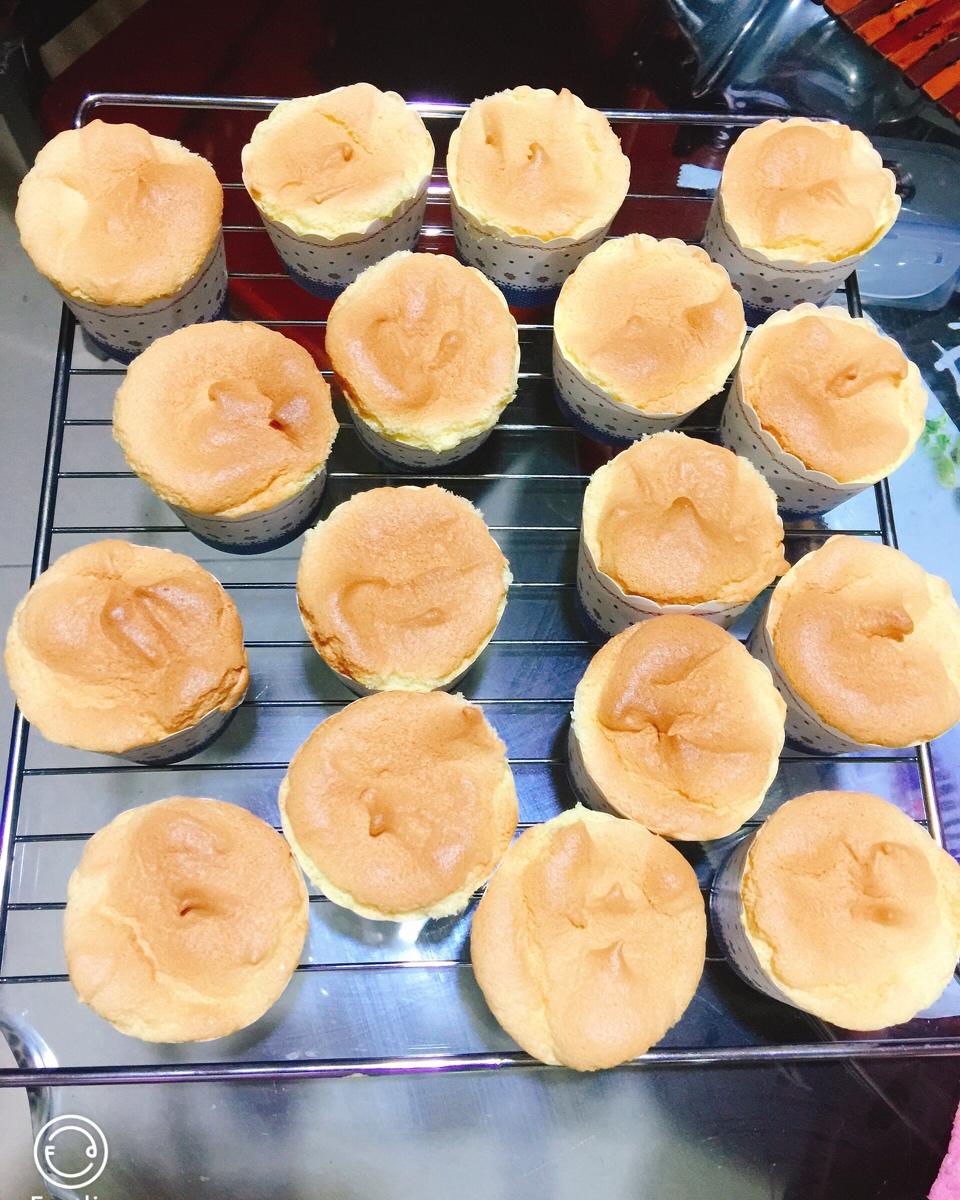 戚风杯子蛋糕^_^不开裂不回缩喔～