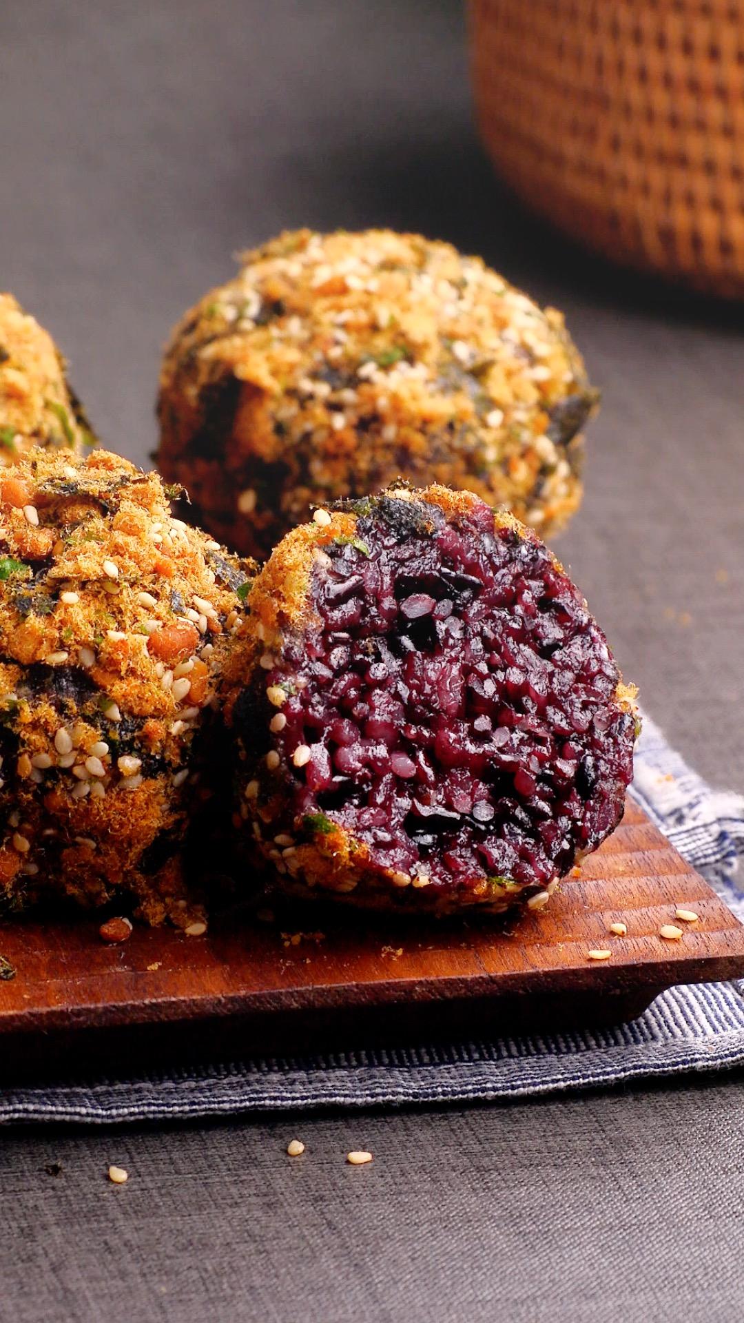 紫米肉松饭团的做法