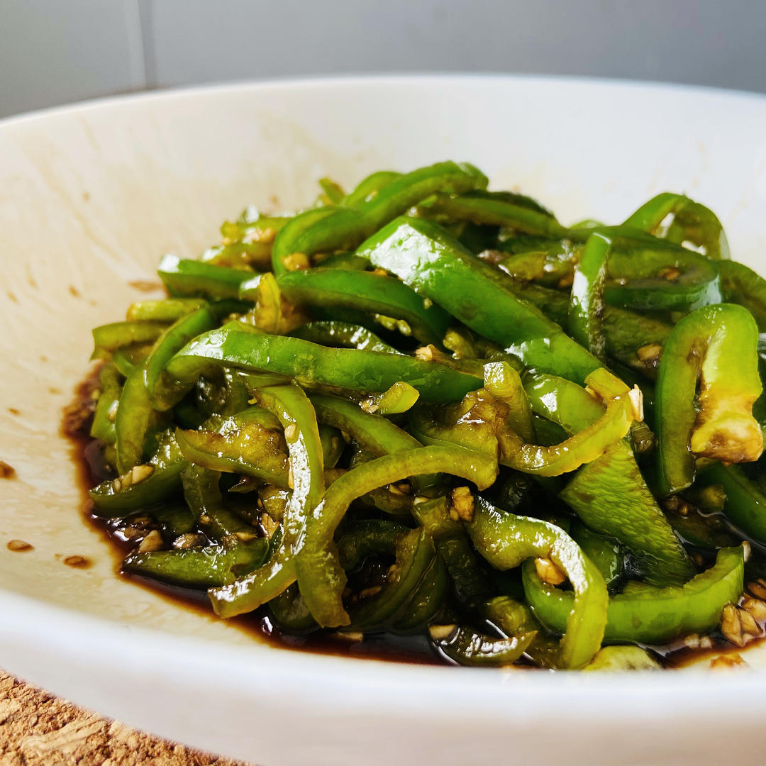 凉拌青椒（两分钟完成的开胃小菜）
