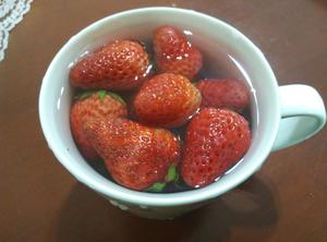 [自制健康饮料][快手甜品]草莓/桑葚/芒果奶昔的做法 步骤1