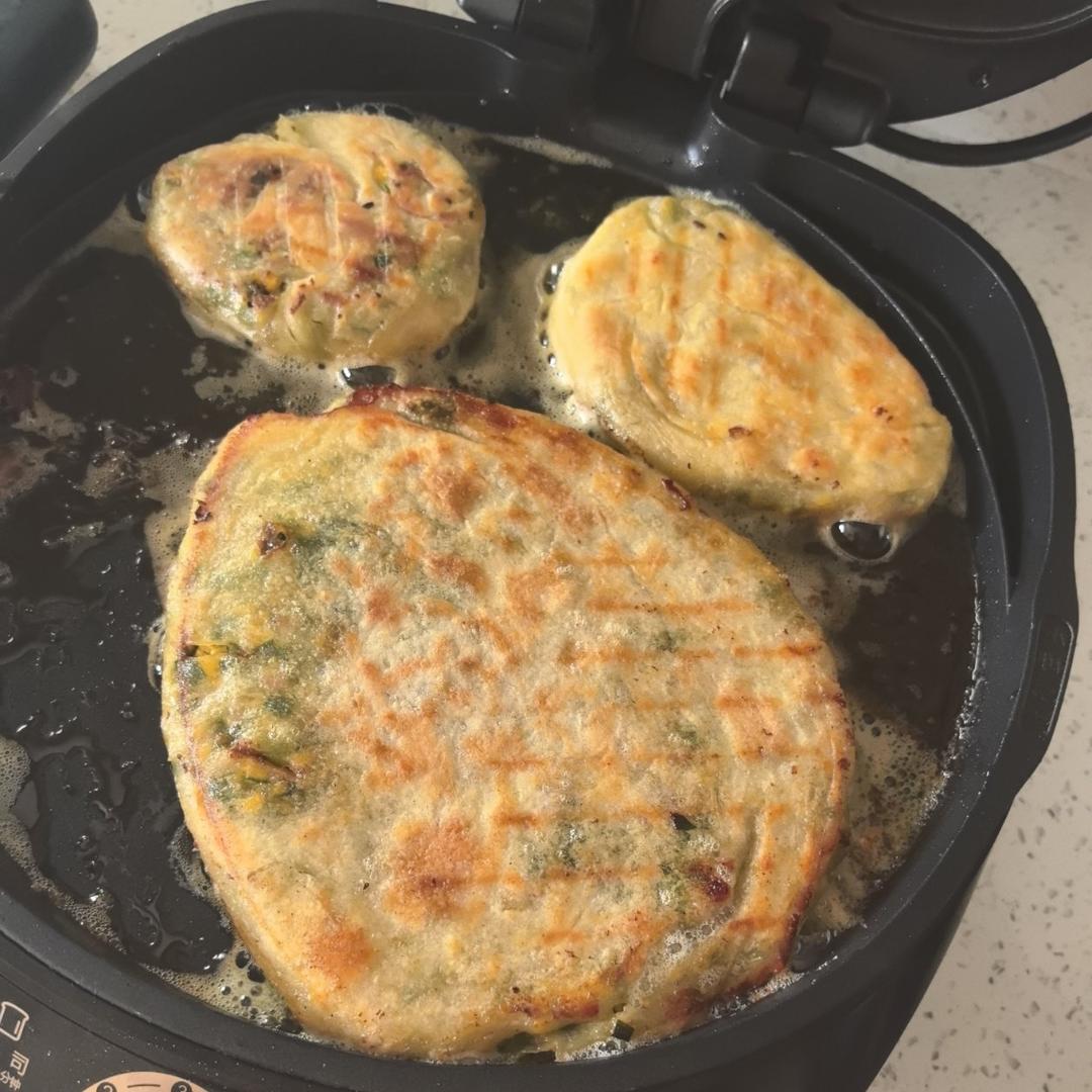 薄皮韭菜馅饼，不发面不烫面，这样做，香喷喷的冷了都好吃