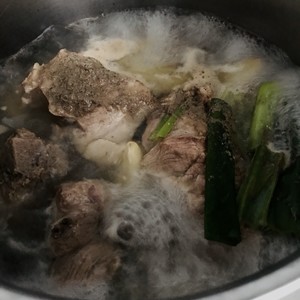 家庭版韩餐脊骨土豆汤的做法 步骤3