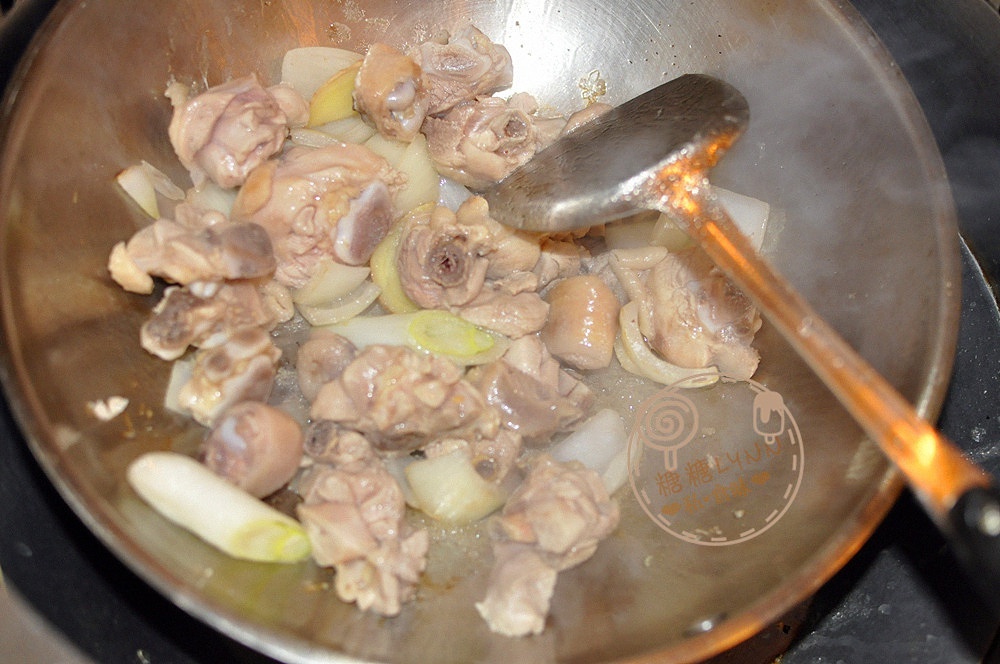 芝士辣白菜烩鸡腿杂菌的做法 步骤4