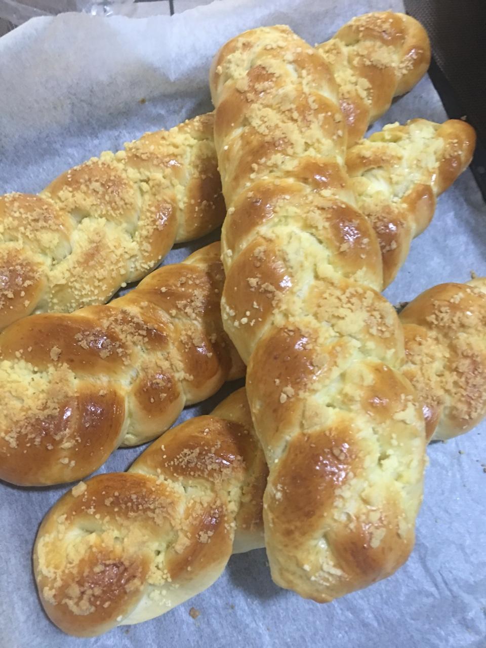 奔奔棉棉妈做的葡萄干奶酥辫子面包