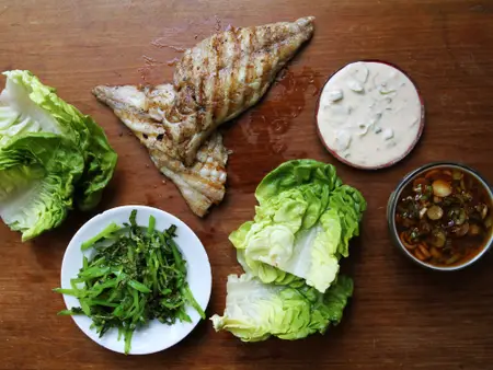 韩式辣酱鱼片生菜包 Fish Ssäm with Spicy Chile Sauce