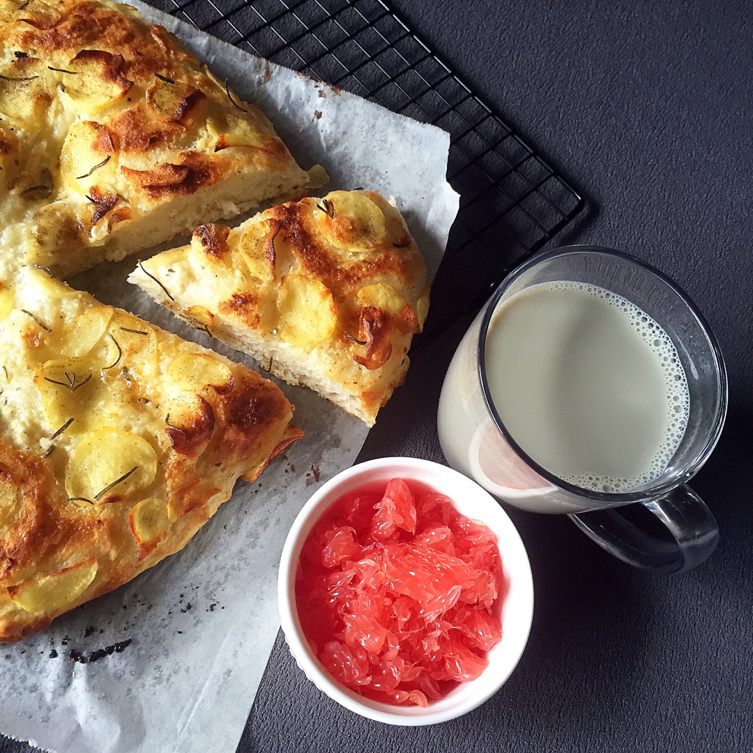 土豆迷迭香佛卡夏（附自制法式鲜奶油creme fraiche）