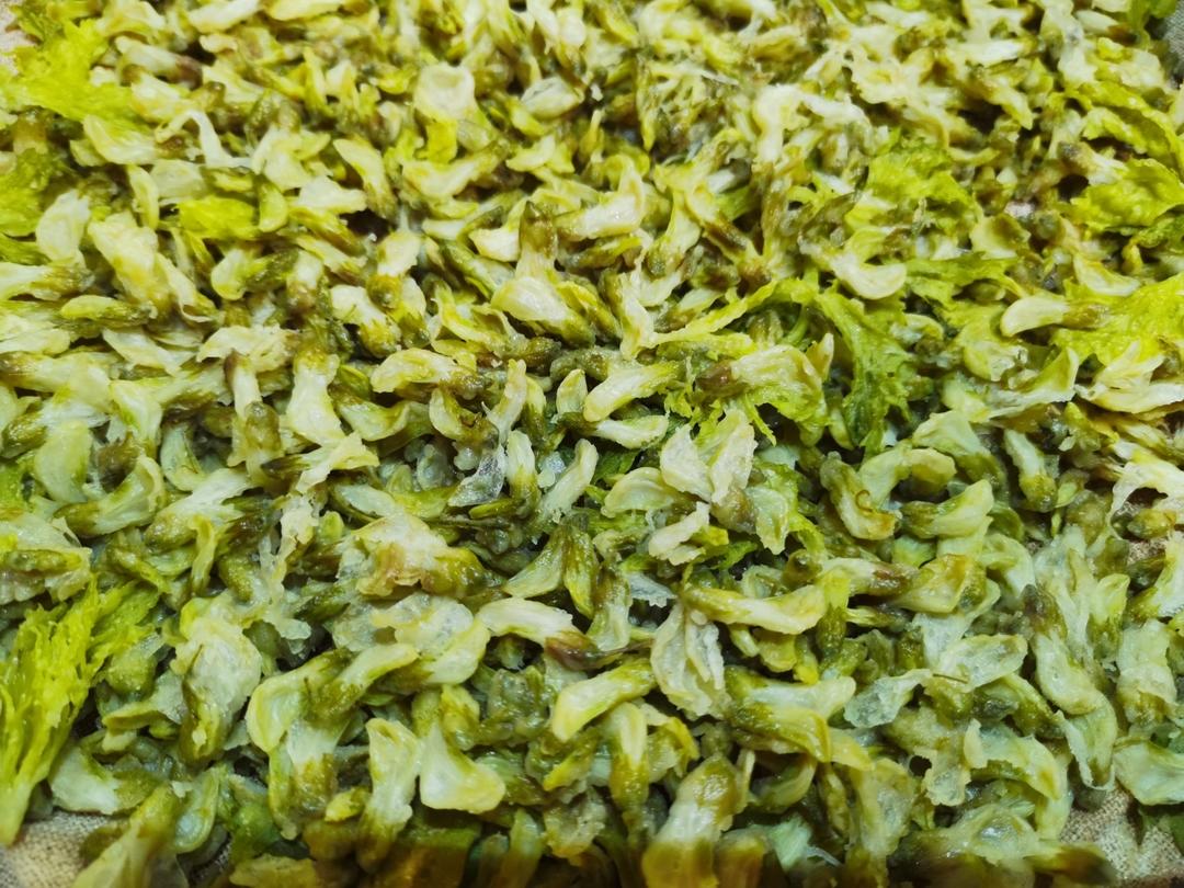 如何做一份成功的蒸槐花饭——附拌面粉的视频