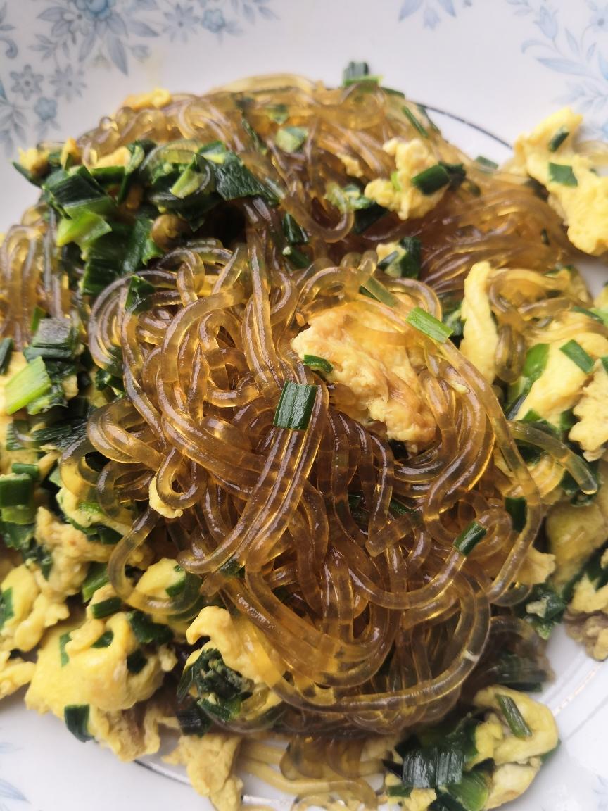 春天吃韭菜炒鸡蛋粉丝