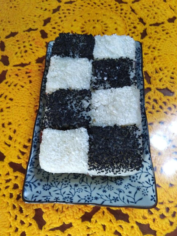 宅人餐桌做的双色糯米糕