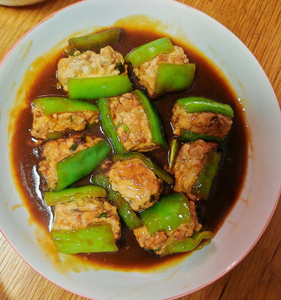 下饭菜“青椒酿肉”，香糯多汁鲜嫩下饭