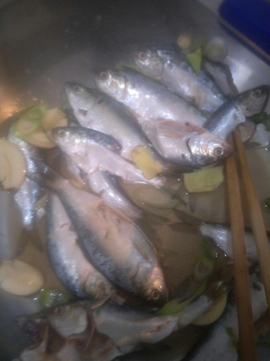 酥炸野生小鲫鱼