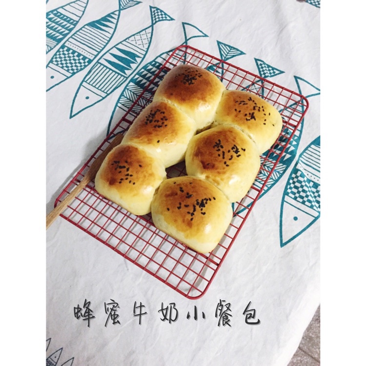 大人小孩都爱不释口的【蜂蜜牛奶小餐包】
