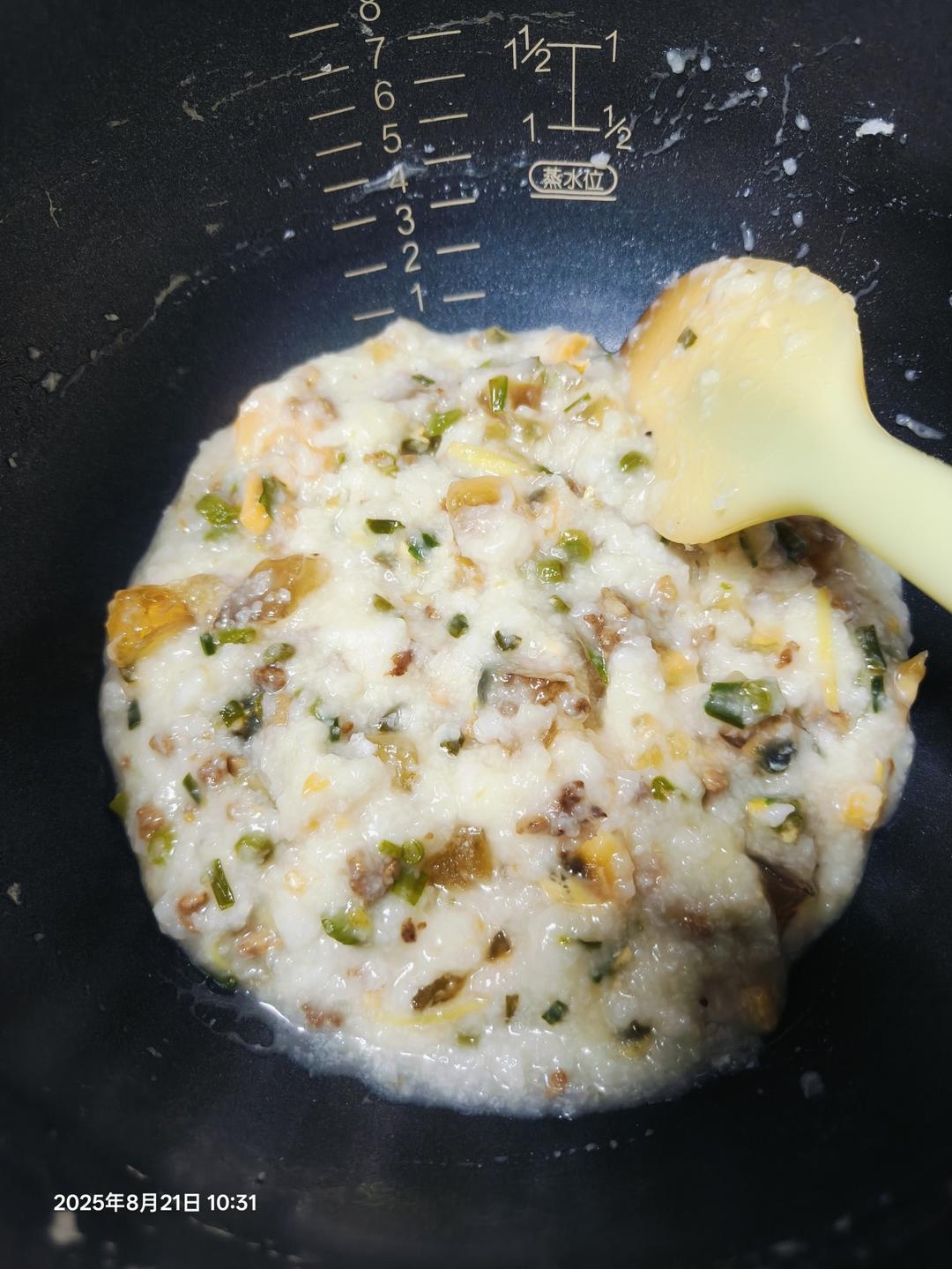 妈妈👩教我做的皮蛋瘦肉粥🥣简单快捷美味😋