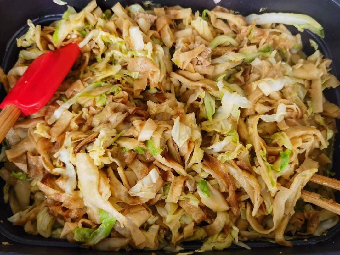 肉末圆白菜炒饼的做法