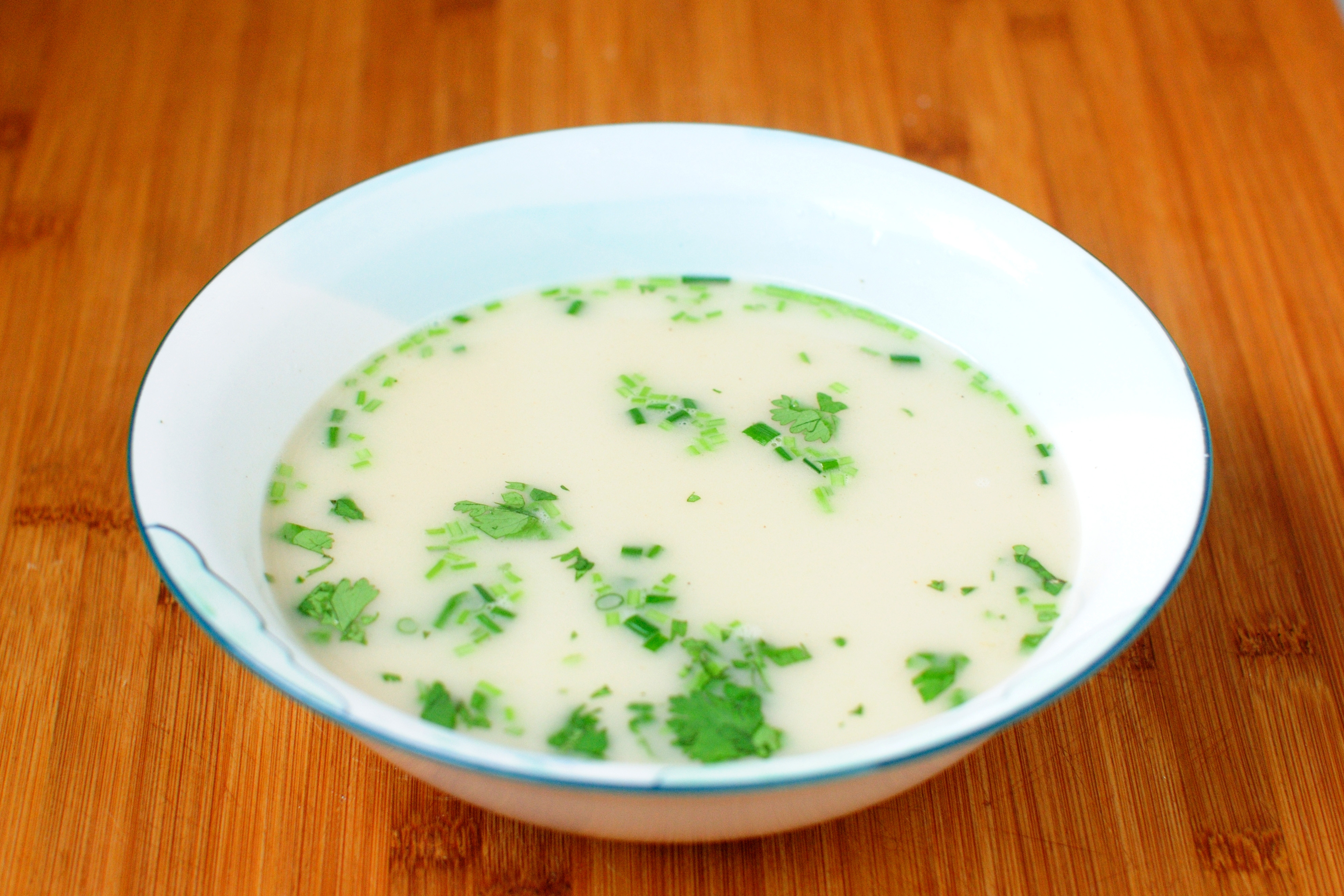 清炖鲫鱼汤 三个关键步骤让你轻松炖出汤浓味鲜色白似奶的鲫鱼汤的做法