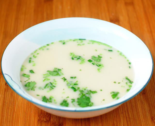 清炖鲫鱼汤 三个关键步骤让你轻松炖出汤浓味鲜色白似奶的鲫鱼汤的做法
