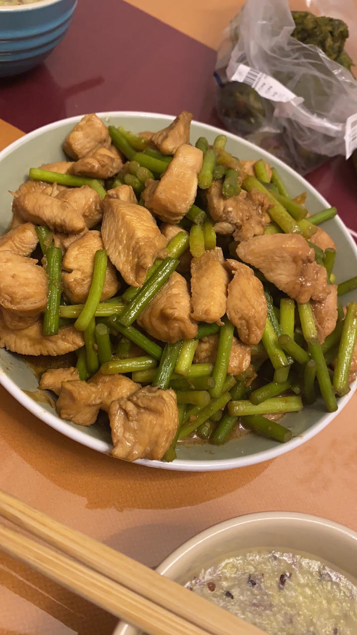 不爱吃鸡肉也会喜欢的：蒜薹炒鸡胸肉