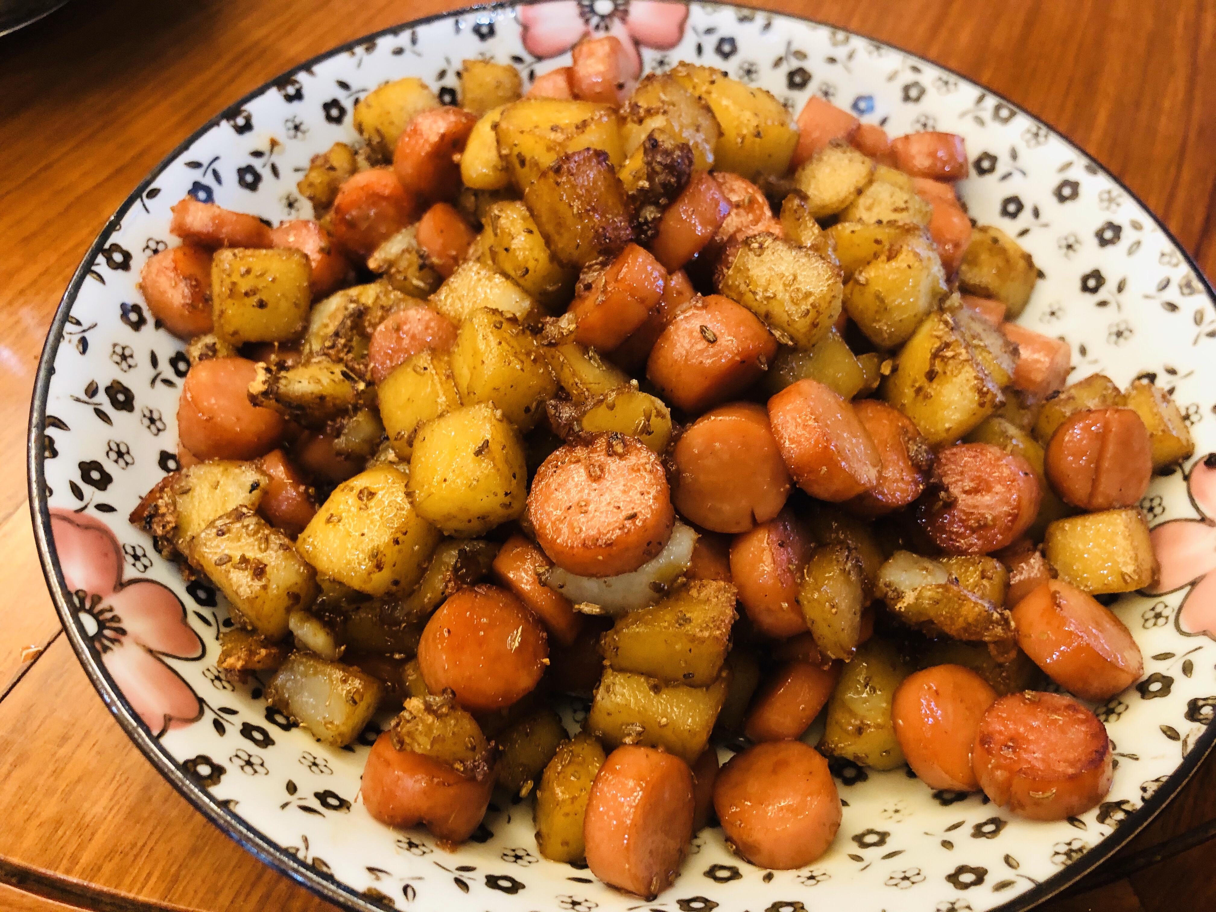 超简单的土豆🥔丁炒火腿肠（烧烤味)的做法