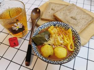 超级方便的一人食！番茄咖喱鱼糕汤的做法 步骤6