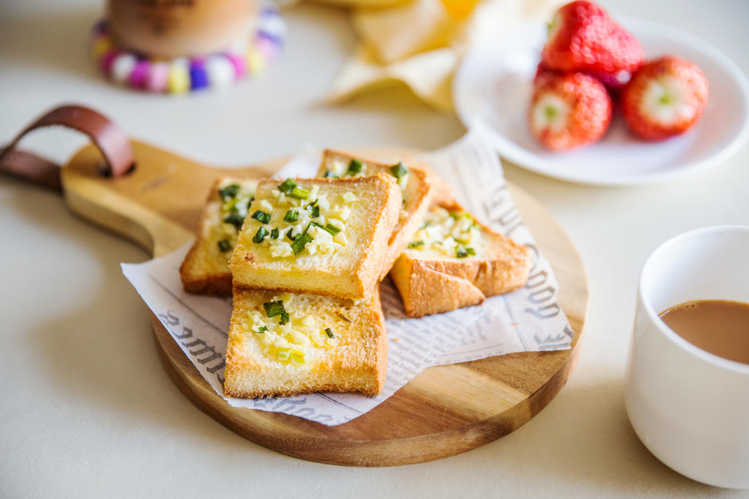 【4月北鼎烤箱参考食谱】葱香蒜末吐司干的做法