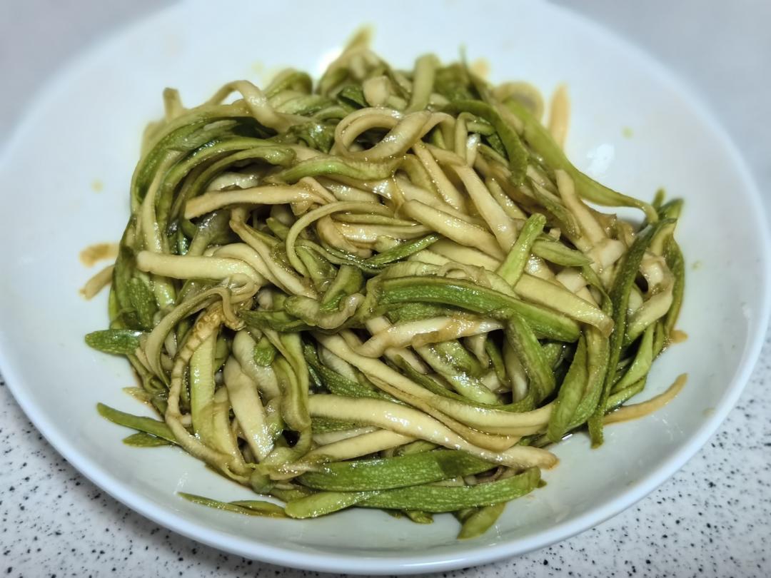 【嗷呜】不开火就能吃上的凉拌西葫芦丝