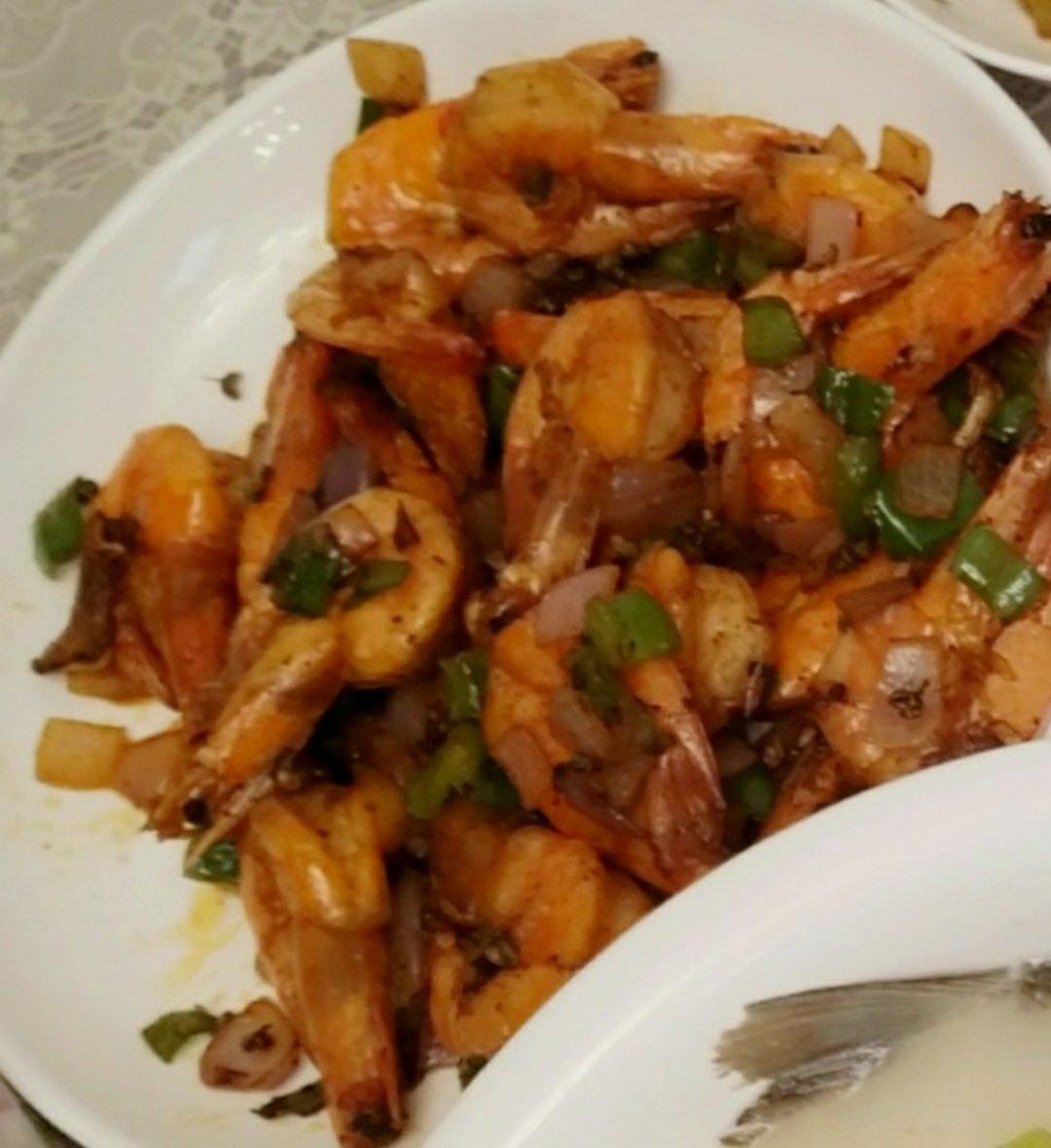 分享九种虾的做法：油焖大虾、香辣虾、干锅虾、椒盐虾、蒜蓉粉丝蒸大虾、炒虾、滑蛋虾仁、白灼虾、西芹腰果虾仁