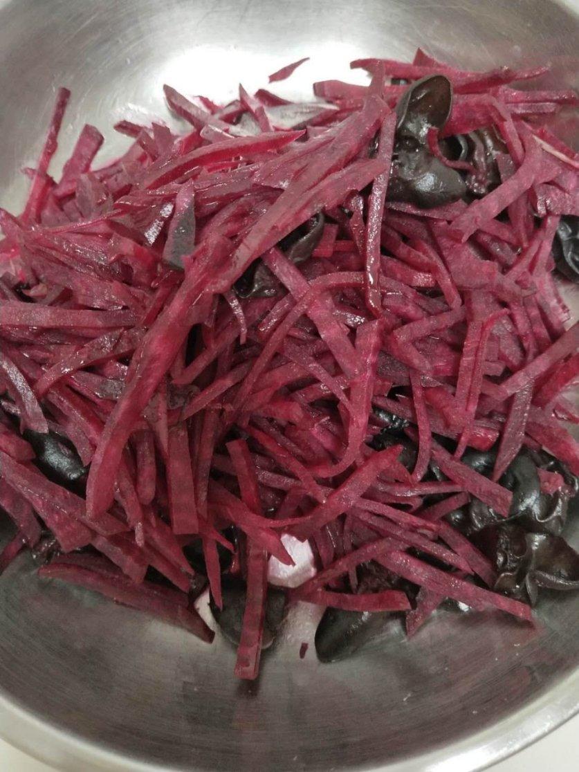补血菜——红与黑（甜菜头炒黑木耳）