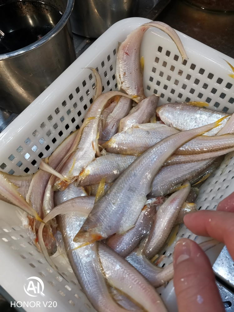 香酥石苗鱼的做法 步骤1
