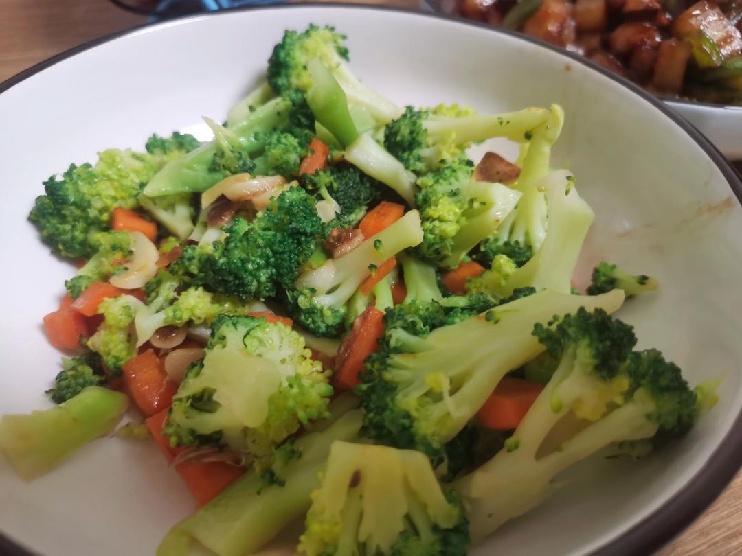 西蓝花炒胡萝卜清爽型～