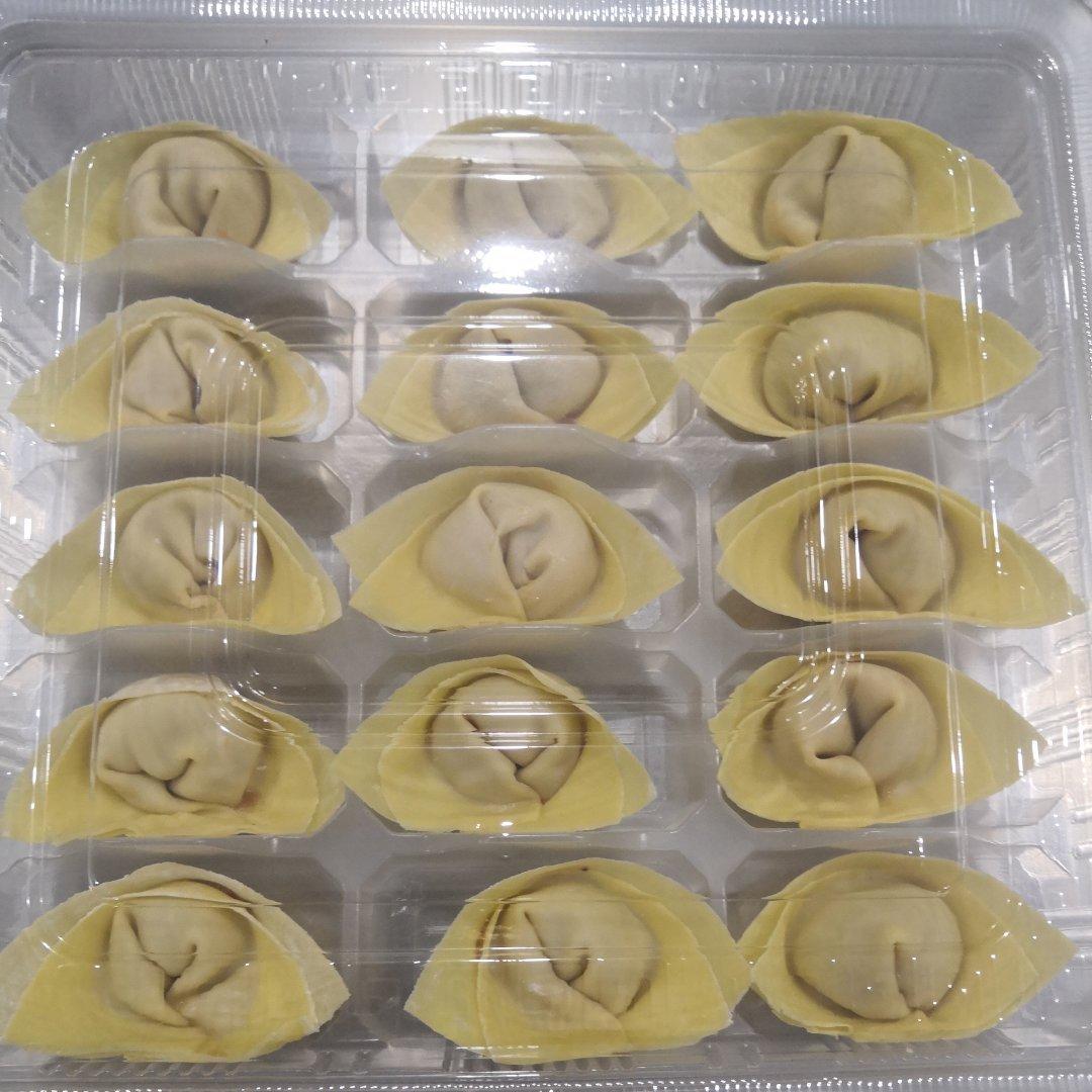 鲜美的香菇鸡肉馅馄饨