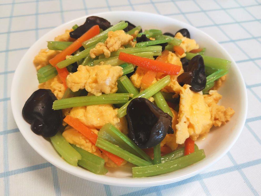 芹菜木耳炒鸡蛋