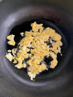 杏鲍菇炒鸡蛋的做法 步骤5