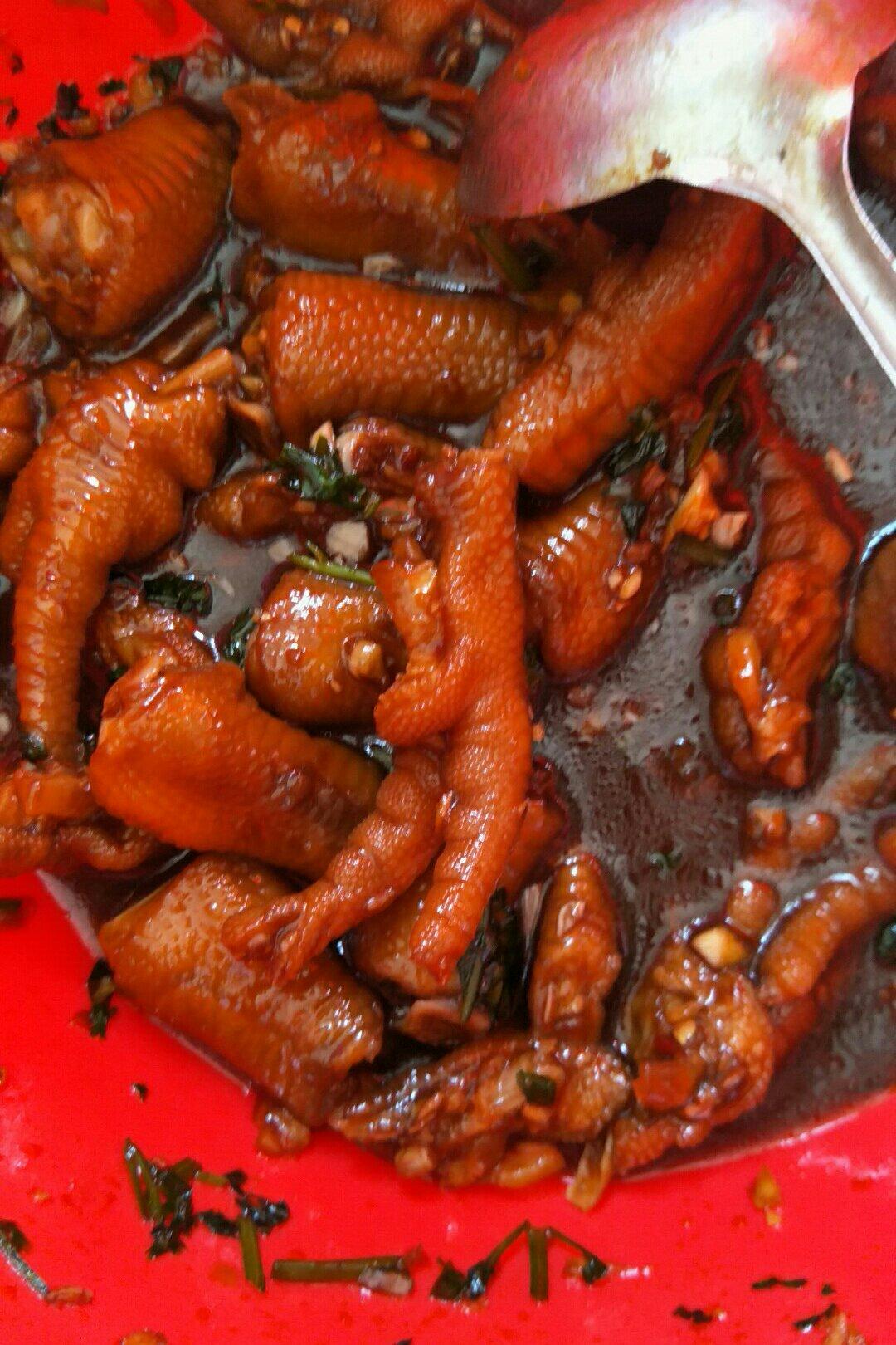 萝卜炒肉做的美味的加州八珍泡脚鸡爪凤爪