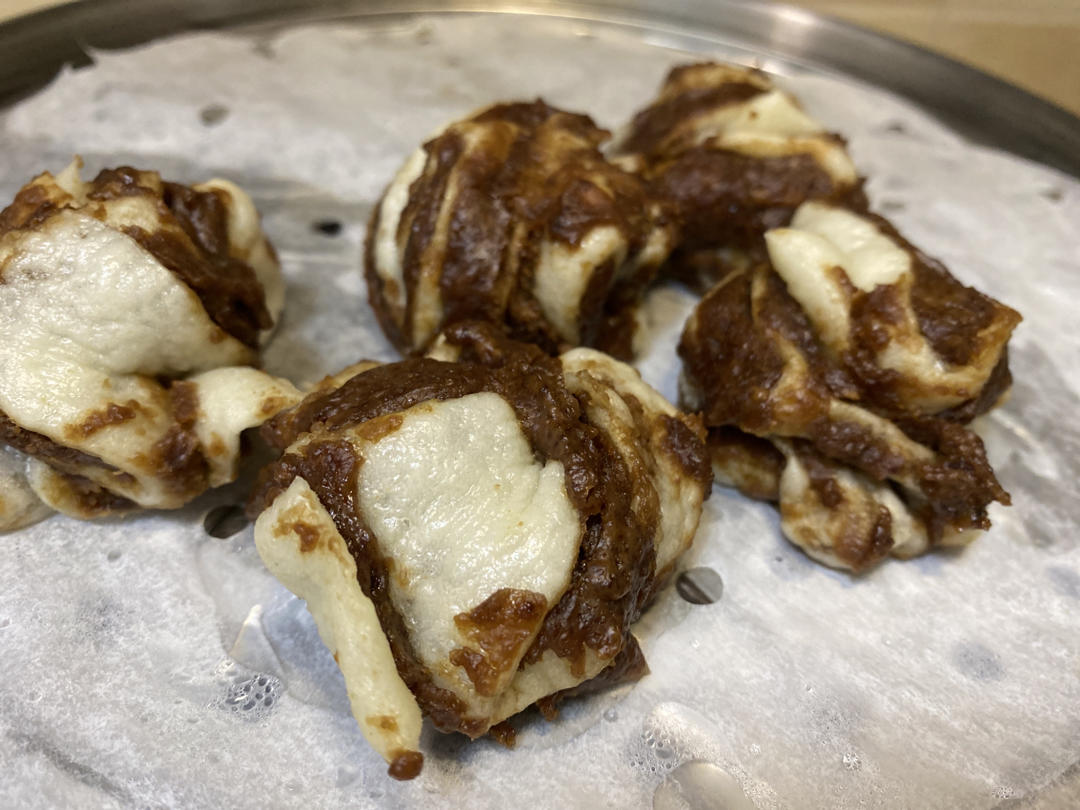 料特足的麻酱花卷，松软香甜可好吃啦！