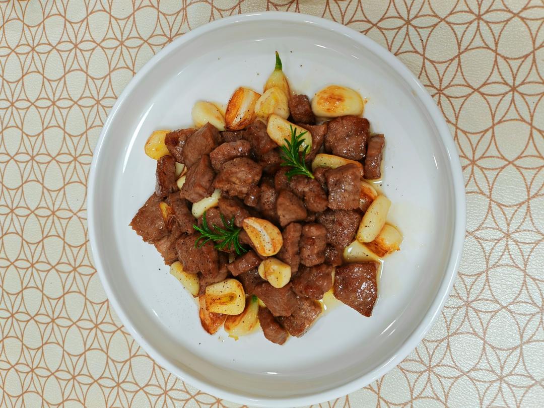 好吃到舔盘的蒜香黑椒牛肉粒