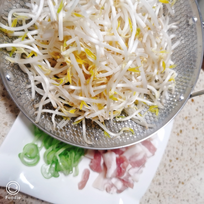 豆芽菜炒肉的做法 步骤1